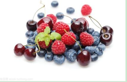 蓝莓, 樱桃和覆盆子浆果在白色背景下分离